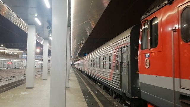 Тепловоз ТЭП70БС-242 с поездом №602 Москва - Рыбинск, отправляется с Восточного вокзала. смотреть онлайн