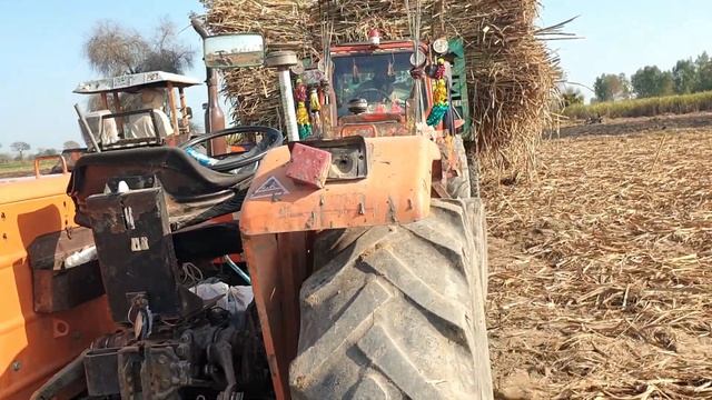 Best of amazing Rescuing tractor stuck in field 7 tractors pulling together 28 feet long trailer смотреть онлайн