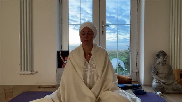 27 августа 04:30-07:00 Садхана в традиции Кундалини-йоги с Харман Каур смотреть онлайн