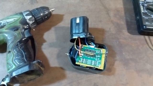 Шуруповерт Хитачи. Сработка защиты при резком старте смотреть онлайн