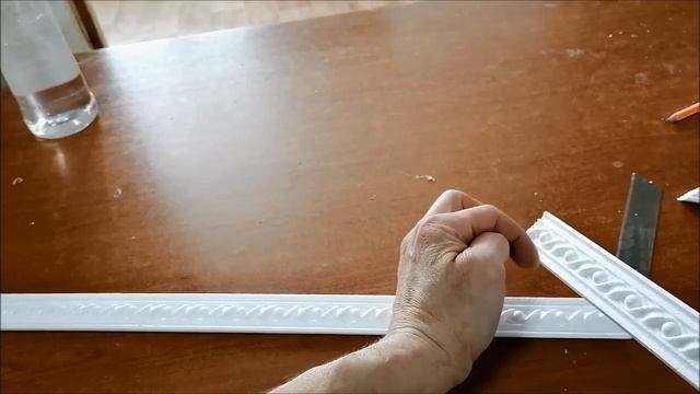 Приклеил плинтус к натяжному потолку Что из этого вышло