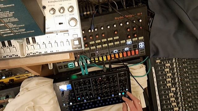 Sync RD-8 and send midi notes to TD-3 with the Roland SH-4d смотреть онлайн