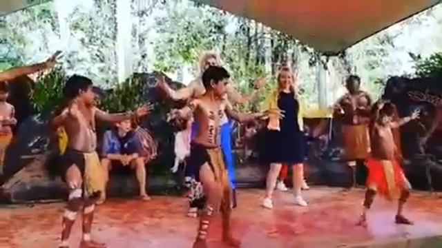 Танец с аборигенами Австралии смотреть онлайн