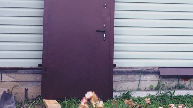 Дом в деревне приобретает новый вид. На крыльцо ставим окна и дверь смотреть онлайн