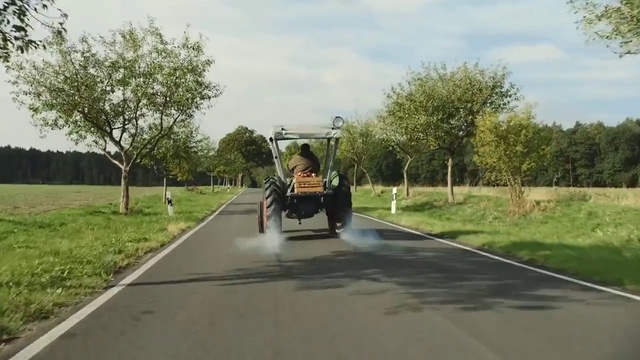 Сумасшедший дрифт на тракторе от развозчика фруктов смотреть онлайн