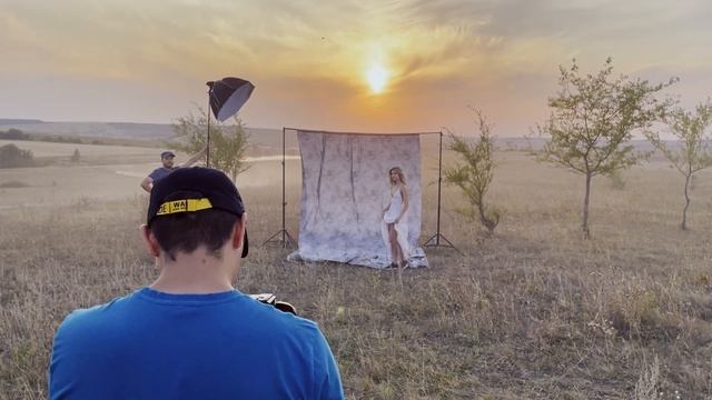 Идея для фотосессии. Съемка в поле со вспышкой и фоном. [Как это снято] смотреть онлайн