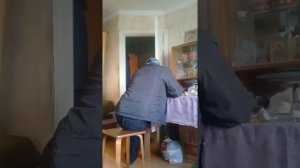 Пьяный сын ругает мать.