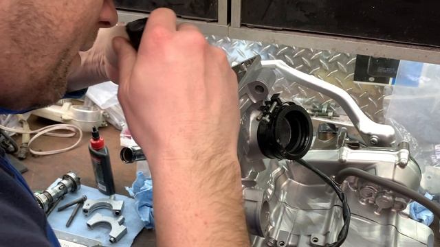 2004 HONDA CRF250 Engine rebuild PT 5 (Valve shimming and timing) THE ENGINE IS DONE! смотреть онлайн