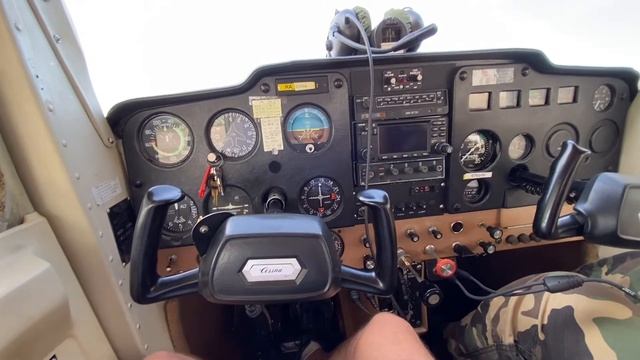 Первый опыт запуска двигателя на самолете, руления и подготовка к взлету на Cessna 150. смотреть онлайн