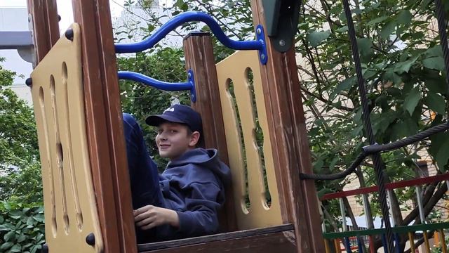 ДВА ДЕБИЛА на качелях смотреть онлайн
