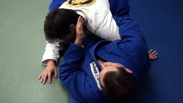 Roger Gracie ensina a finalizar da guarda fechada: Aula 1 смотреть онлайн