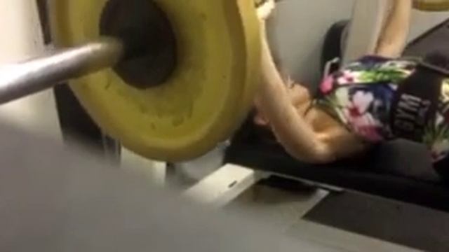 Девушка!!! Жим штанги лёжа 52.5 кг в весовой категории до 48 кг !!! ( Мастер спорта) смотреть онлайн