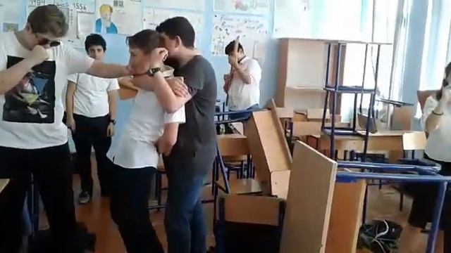Когда учитель вышел из класса ???/ смотреть онлайн