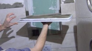 Полочка из керамической плитки в ванной комнате...