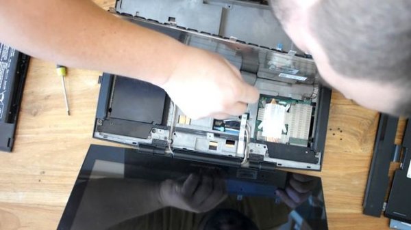 How to Replace Alienware M17x R1 keyboard - Alienware Laptop Repair