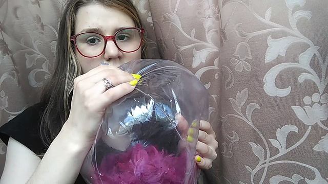 Симпатичная девушка тренирует лёгкие, надувая пляжный мяч смотреть онлайн