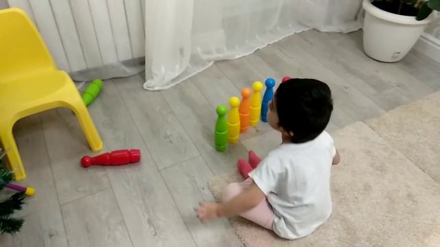 Играем в Кегли. Playing Bowling. Видео для детей.