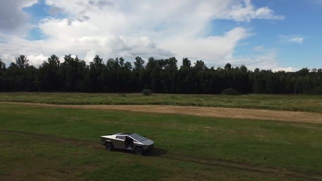 Испытания российского CyberTruck в деревне