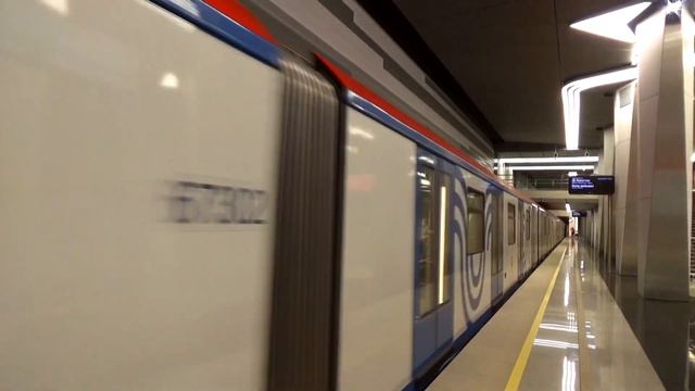 Электропоезд 81-765/766/767.4 "МОСКВА-2019" №08 на станции метро Авиамоторная, БКЛ смотреть онлайн