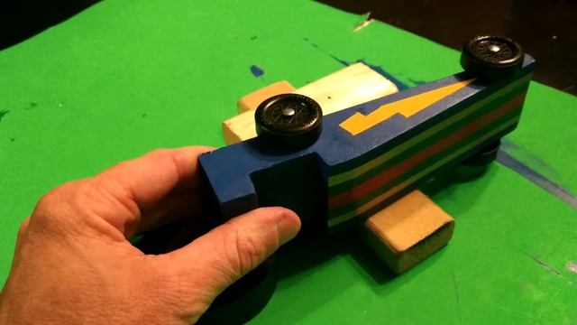 Pinewood derby - how to put the wheels on (easy) смотреть онлайн