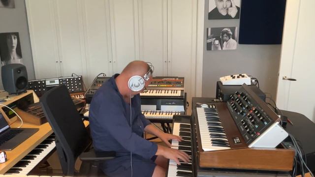 Frahm meets Vangelis Improv on CS80, Jupiter 8, Rhodes and Taurus pedals смотреть онлайн