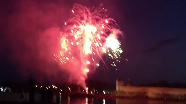 Салют в Великом Новгороде на День города (10.06.2012) смотреть онлайн