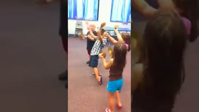 Bryant's moves with the maracas смотреть онлайн