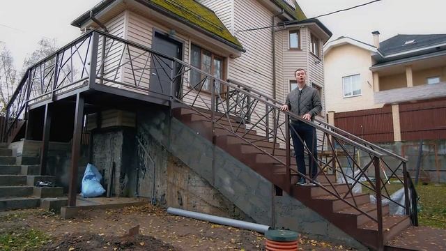Обзор входной лестницы для дома. Крыльцо со ступенями и перилами из ДПК смотреть онлайн