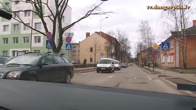 Проезд перекрёстка Виестура и Райня в Даугавпилсе( видео от думы) смотреть онлайн