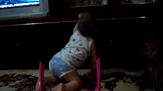 Рамз сам встает возле телевизора смотреть онлайн