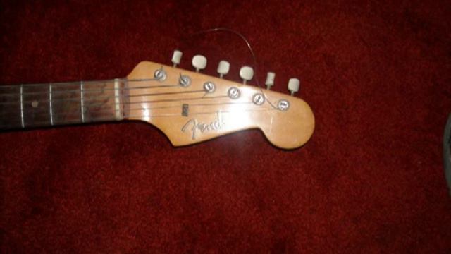 fender 1959 duo-sonic next to 2010 squier duo-sonic смотреть онлайн