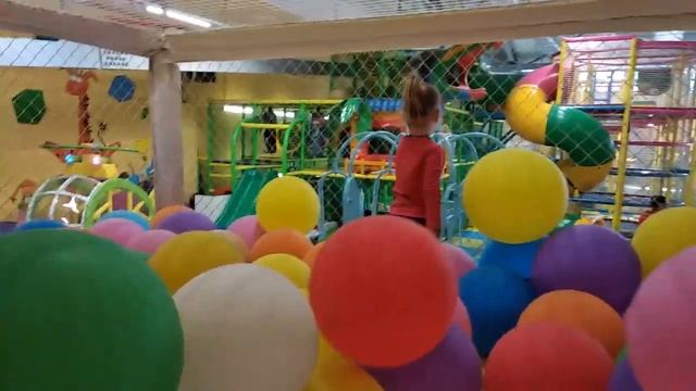 Даниэла играет с шариками / Daniela plays with balloons! смотреть онлайн