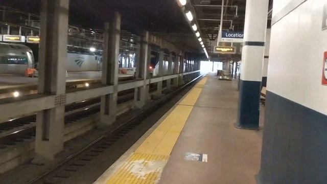 Amtrak Dual Mode Keystone Departing 30th St while a Southbound Regional Arrives смотреть онлайн