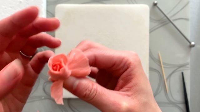 How to Make an Easy Sugar Rose! // Tutorial // Make Sugar Flowers at Home with Finespun Cakes смотреть онлайн