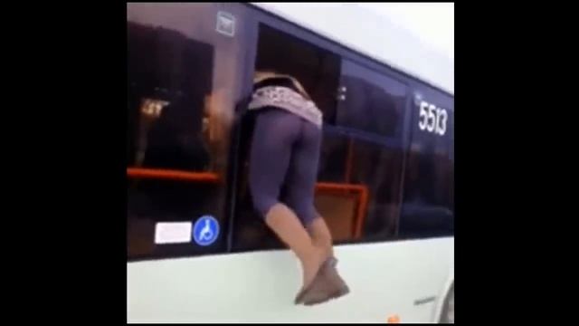 Милая безбилетная девушка вылезла через окно троллейбуса смотреть онлайн