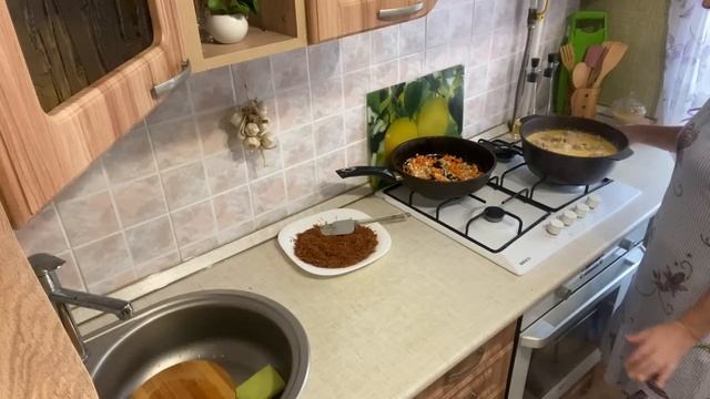 Вкусная идея на обед. Курочка в подливке, гарнир, салат-все очень вкусно и просто. смотреть онлайн