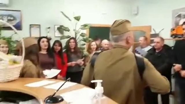 Все поют Катюшу. Поздравление трудового коллектива с праздником. смотреть онлайн
