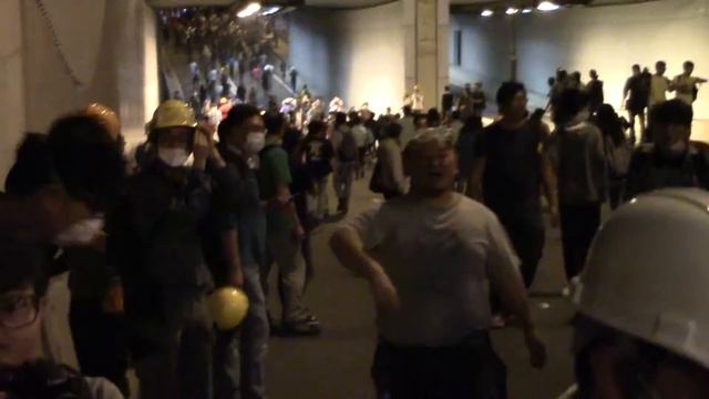 [Raw footage] 20141130 Umbrella Revolution - Protesters entering Lung Wo Road 2 смотреть онлайн