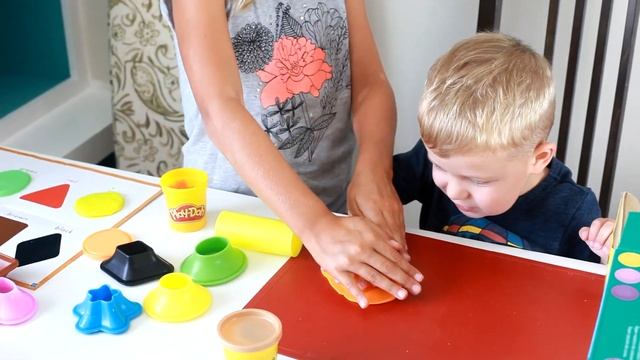 УЧИМ ЦВЕТА И ФОРМЫ с Плей До пластилином | Развивающее видео с набором Play-Doh Shape and Learn смотреть онлайн