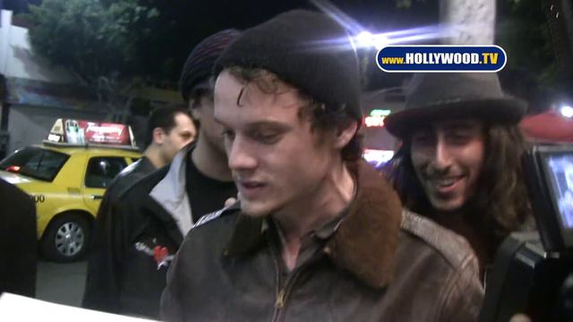 Anton Yelchin Refuses to Deface Pap's Camera Lens at Supper Club смотреть онлайн