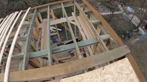 Доделал усиленную балку под крышу, постелил осб на балки потолка для монтажа коньковой фермы