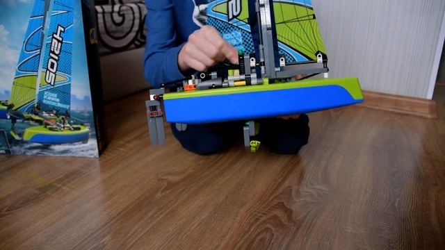 Обзор на LEGO TECHNIC 42105 Catamaran (двухкорпусной катамаран, плавающий по воде) смотреть онлайн