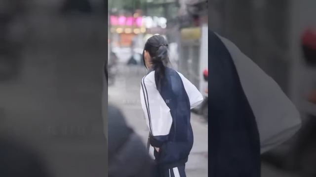 灰姑娘成绩优异考上了名牌大学，但为了供妹妹读书她选择辍学打工，不料因此遭到妹妹误会【魔女月野】 смотреть онлайн
