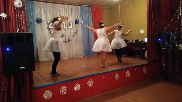 Лебединое озеро 40+. "Танец маленьких лебедей" Чайковский. Солирует Дед смотреть онлайн