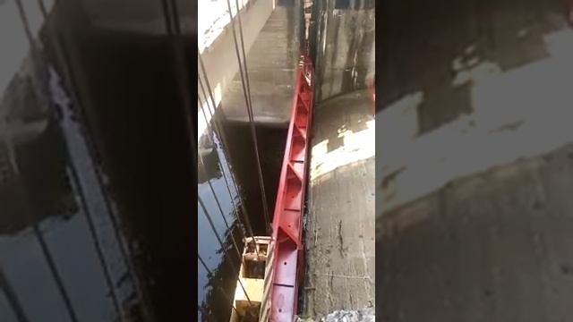г.Дубна, ГЭС 191. Монтаж ремонтного шандорного затвора. смотреть онлайн