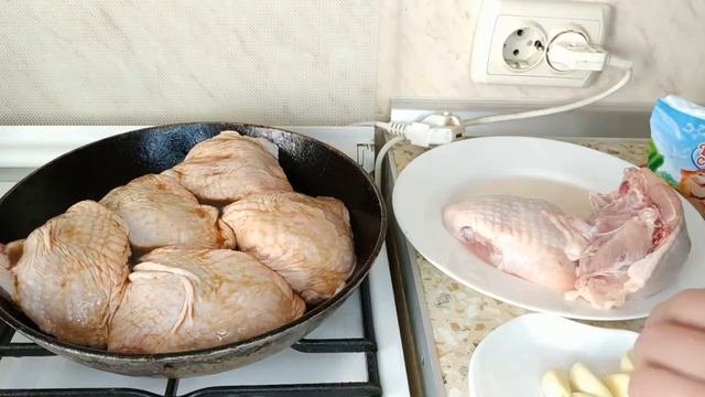 Курица в сметанном соусе на сковороде. Очень нежная и сливочная! смотреть онлайн