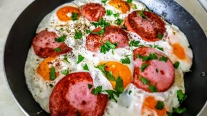 Яичница с колбасой цыганка готовит. Gipsy cuisine.