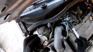доливаем жидкость ГУР в бачок opel astra h