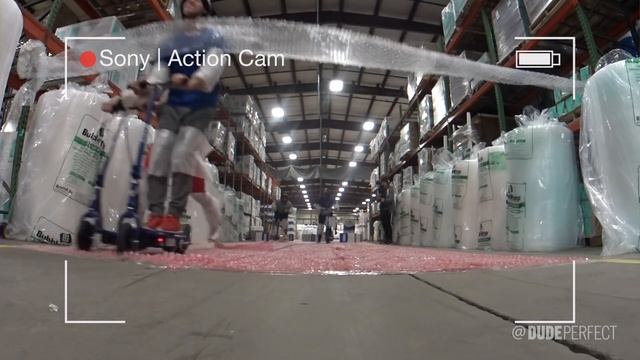 Bubble Wrap Battle | Dude Perfect смотреть онлайн