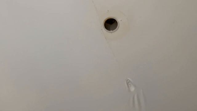 Ремонт порыва натяжного потолка по центру помещения Что можно сделать и как это будет выглядеть смотреть онлайн